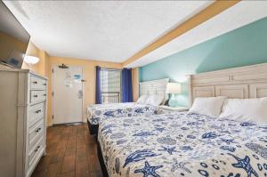 Beachfront condo w balcony & hot tub