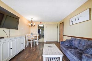 Beachfront condo w balcony & hot tub