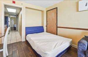 Beachfront condo w balcony & hot tub