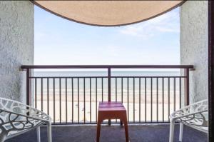 Beachfront condo w balcony & hot tub