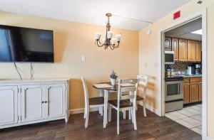 Beachfront condo w balcony & hot tub