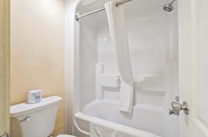 Beachfront condo w balcony & hot tub