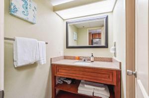 Beachfront condo w balcony & hot tub