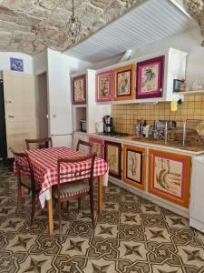 Maison dartiste avec terrasse ensoleillée et charme du sud - linge de lit et serviettes non-inclus