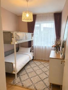 Stylish 3BR Apt Near Downtown