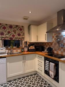 Bungalow with Hot Tub, BBQ Hut, Golf Net , Large Garden & Play Area