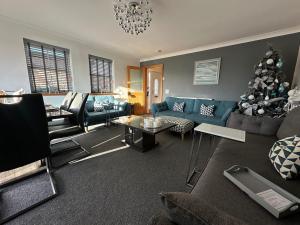 Bungalow with Hot Tub, BBQ Hut, Golf Net , Large Garden & Play Area