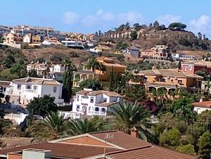 Pool-View Apartment with Terrace & Lift in Pueblo del Parque