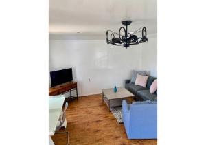1 Bedroom w Small bonus room. Private LA Home.