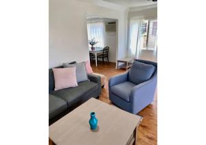 1 Bedroom w Small bonus room. Private LA Home.