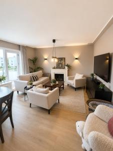 Stylish 3BR Apt Near Downtown
