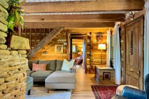 Cabin Near Boone w Hot Tub & Mountain Views