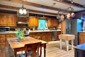 Cabin Near Boone w Hot Tub & Mountain Views