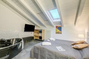 Loft & Jacuzzi - Happy Rentals