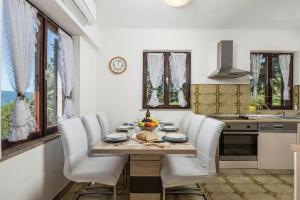 Family House Rose with Pool - Happy Rentals