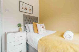 Seaside Family Escape- Cosy bungalow with large private garden- Pets Welcome
