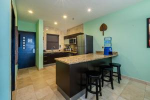 Faro 201 Beachfront apartment with ocean view, close to 5th Av