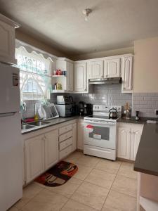 Charming Montrose 2-Bd Apartment