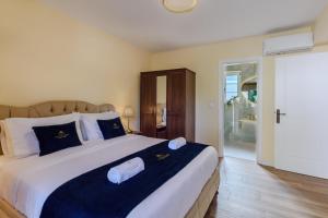 Newly Built Stone Villas with Private Swimming Pools and Gardens - The Four Counts