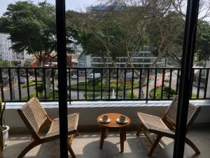 Modern Miraflores 2BR Flat Park View Balcony King Bed