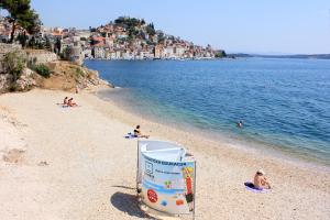 Apartments with parking space Sibenik - 27144