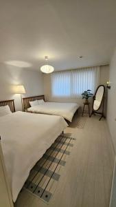 Large 2BR Apartment near Hongdae, Mangwon Market & Han River, 6 Guests