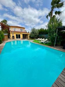 Villa con piscina a 15 min de Valencia