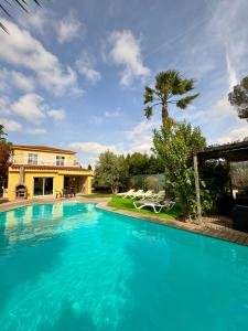 Villa con piscina a 15 min de Valencia