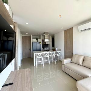 Central 2BR Apt with Great Location and Top Amenities