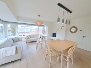 Bright 3-Bedroom Flat by the Beach
