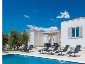 Luxurious villa Bright with pool
