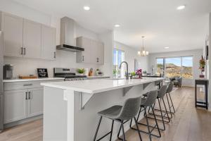 5BR, AC, BBQ, Banff Pass, Stocked Kitchen