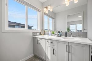 5BR, AC, BBQ, Banff Pass, Stocked Kitchen