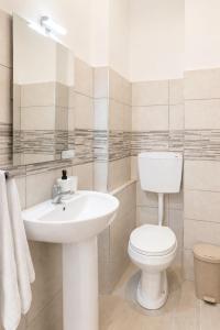 Large Family Apartment - 4 Bedrooms with free parking near San Paolo Metro & University by RHR img6