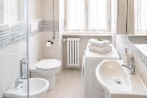 Large Family Apartment - 4 Bedrooms with free parking near San Paolo Metro & University by RHR img8