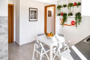 Large Family Apartment - 4 Bedrooms with free parking near San Paolo Metro & University by RHR img10