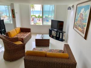 Apartamentos frente al mar Limsor Beach