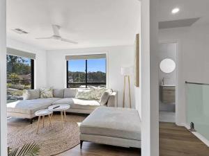 Chic 4-bed Beach House with Sea Views
