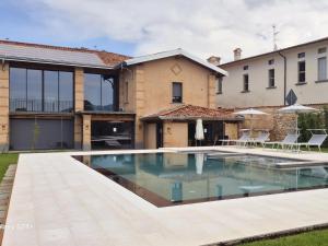Elegant suite with shared pool