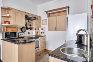 Stylish 2Bed Flat Near Hampton Court RiverThames - Pass the Keys