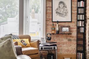 Stylish 2Bed Flat Near Hampton Court RiverThames - Pass the Keys