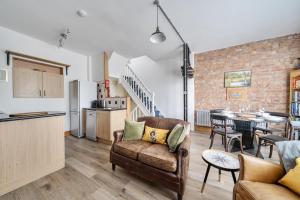 Stylish 2Bed Flat Near Hampton Court RiverThames - Pass the Keys