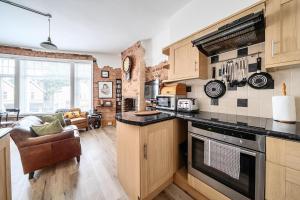 Stylish 2Bed Flat Near Hampton Court RiverThames - Pass the Keys