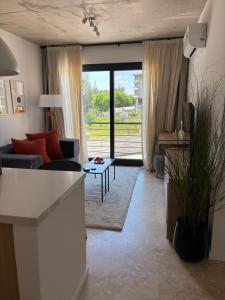 Moderno y cálido en Officia Pilar con piscina y cowork