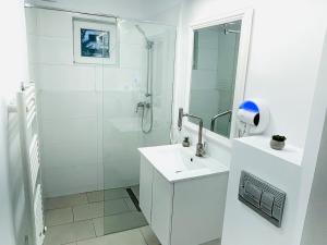MBZ Apartments #1 - 1 Bedroom, Private Parking & Air Conditioning