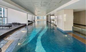 StayShort - Modern 1 Bedroom in JLT Sleeps 2 with Lake Views
