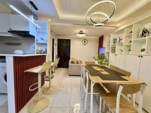 Cozy staycation 2Bedroom condo