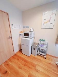 Near the station, 6-minute walk, entire first floor available, high-speed Wi-Fi, convenient for sightseeing and shopping, direct access to Tokyo Tower, the Imperial Palace, and Tokyo Dome