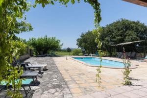Maison charmante à Orgnac-lAven avec piscine partagée.