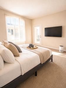 Marina Boardwalk Breeze 1BA & 2BA - Short Trip To Venice Beach